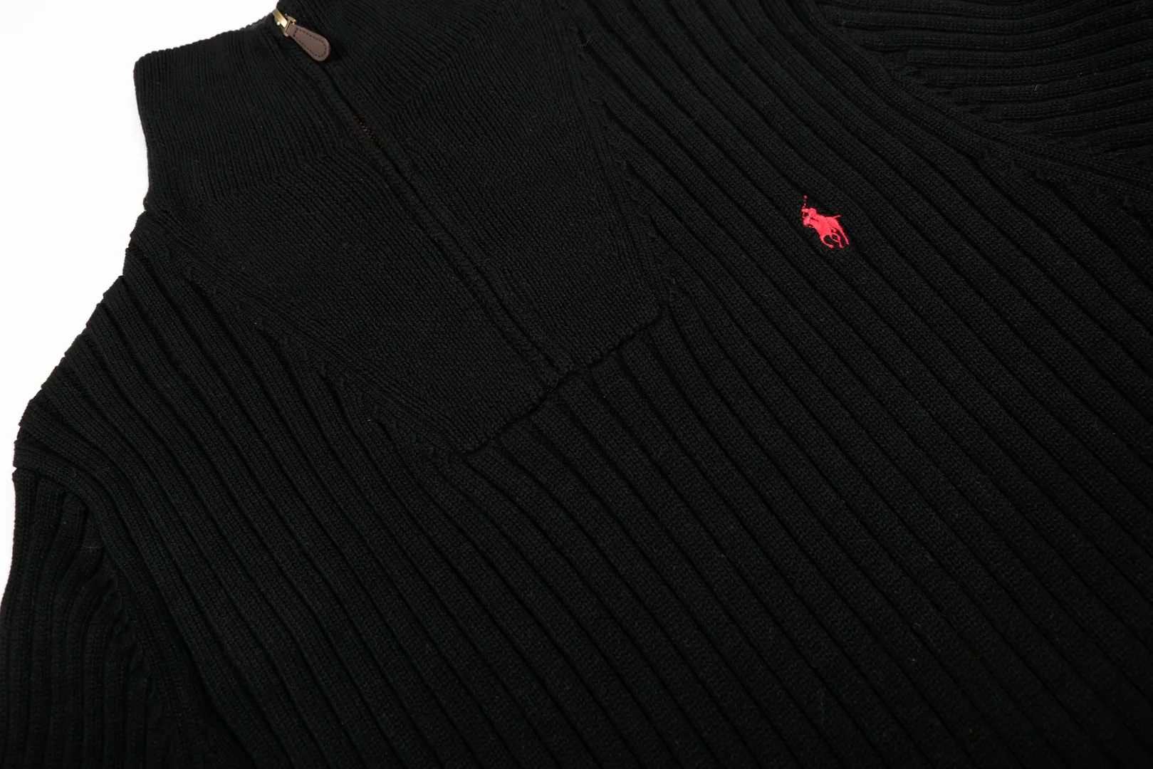 P250 Top quality" Style number: DS114# (not off the shelves all year round) [Ralph Lauren half-zip solid color pony embroidered logo striped knitted sweater] ✅Ralph Lauren half-zip classic basic versatile unisex couple pullover sweater ✅Main supplier platform live broadcast Wholesale entity Replenish when out of stock Not off the shelf ✅ZP quality 1:1 version Scan the code to enter the GF website Counter quality ✅Detailed quality The only one in Guangzhou Imported quality cotton yarn, focusing on high-end, cost-effective, good quality needless to say. ✅Restore the original version. The maximum size can be worn up to 190 pounds. Loose, comfortable and stress-free. ✅The upper body is simple and easy to match. A must-have item for ootd. Good-looking clothes are never picky. Recommended must-have items in the wardrobe. Size: S-XL. Color: Black, white, gray, khaki, navy blue, white label, red gold label.